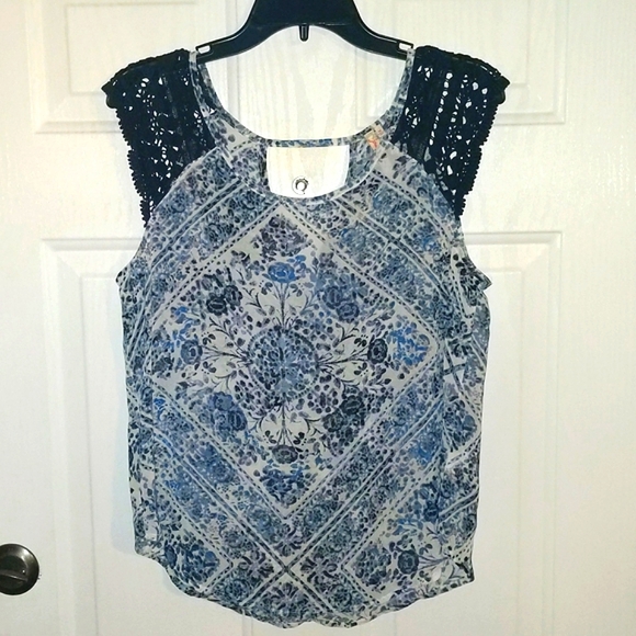 Ladies Red Camel Sheer Floral Top White & Blue w/Crocheted shoulder acce… - Picture 2 of 7